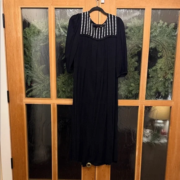 Elegant Black Dress with White Accents - Picture 1 of 2